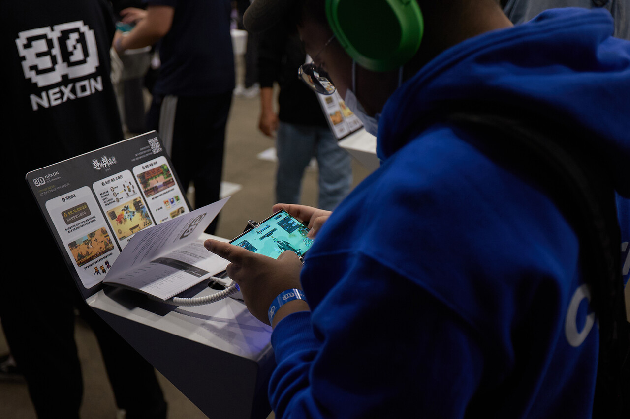 '환세취호전 온라인' 시연회에서 관람객이 게임을 즐기고 있다. [넥슨 제공=뉴스퀘스트]