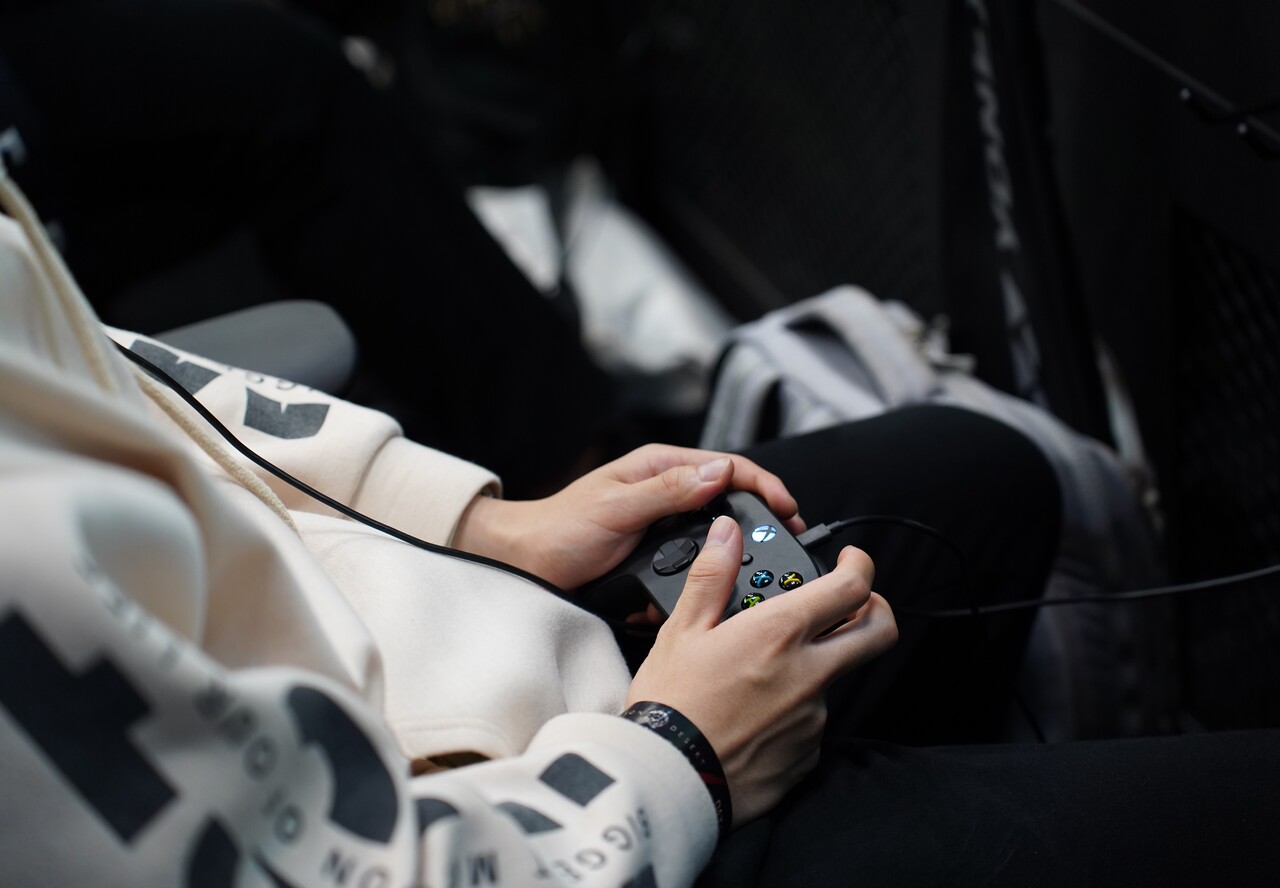 '붉은사막' 시연에 참가한 한 관람객이 패드를 통해 게임을 조작하고 있다. [사진=김민우 기자]