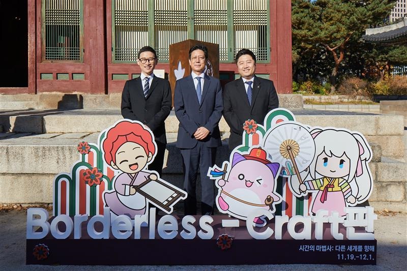 (왼쪽부터) 김창섭 메이플스토리 국내 총괄디렉터, 넥슨 김정욱 대표이사(넥슨재단 이사장 겸임), 민경훈 마비노기 디렉터가 18일 덕수궁 정관헌에서 사진 촬영을 하고 있다. [넥슨재단 제공=뉴스퀘스트]