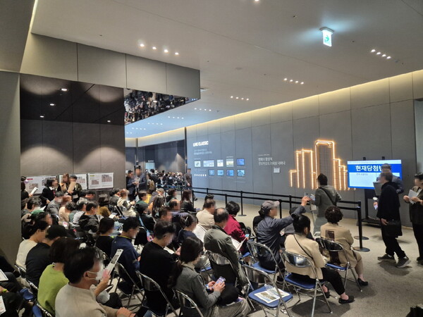 ‘중앙공원 롯데캐슬 시그니처’ 견본주택을 찾은 내방객 [롯데건설 제공=뉴스퀘스트]