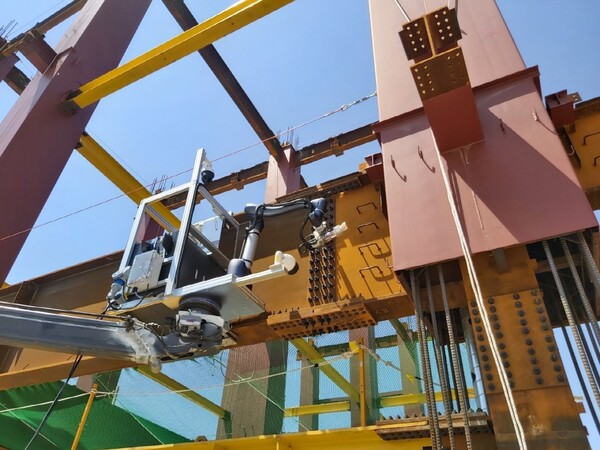 삼성물산은 ‘2024 스마트건설 챌린지’에서 안전관리와 단지∙주택 분야 ‘최우수 혁신상’을 수상했다. 사진은 철골 볼트 조임 자동화 로봇, 현장 적용 모습 [삼성물산 건설부문 제공=뉴스퀘스트]