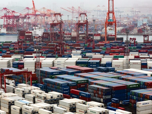 세계 경제가 저성장, 높은 부채 문제 등에 발목이 잡힌 가운데 도널드 트럼프 미국 대통령 당선인의 '자국 우선주의 정책'에 대한 우려가 커지고 있다. 부산항 신선대·감만부두에 수출입 화물이 쌓여있는 모습. [사진=연합뉴스]