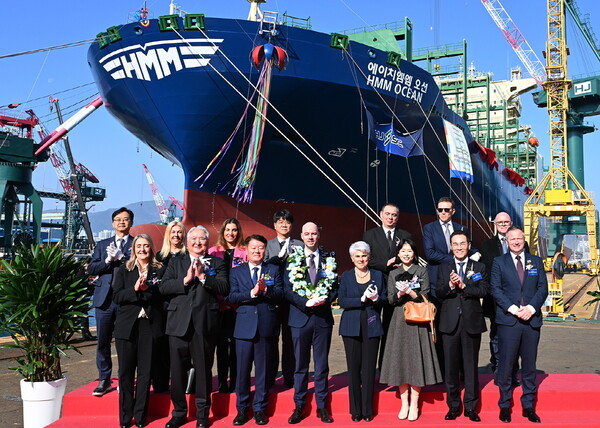 HJ중공업이 21일 오전 부산 영도조선소에서 2척의 7700TEU급 LNG DF(이중연료) 컨테이너선 동시 명명식을 가졌다. (사진 앞줄 오른쪽 두번째) HJ중공업 유상철 대표이사, (세번째) 한국무역보험공사 문언경 팀장, (네번째) 나비오스 마리타임 안젤리키 프란고우 회장, (여섯번째) HMM 김경배 사장 [HJ중공업 제공=뉴스퀘스트]