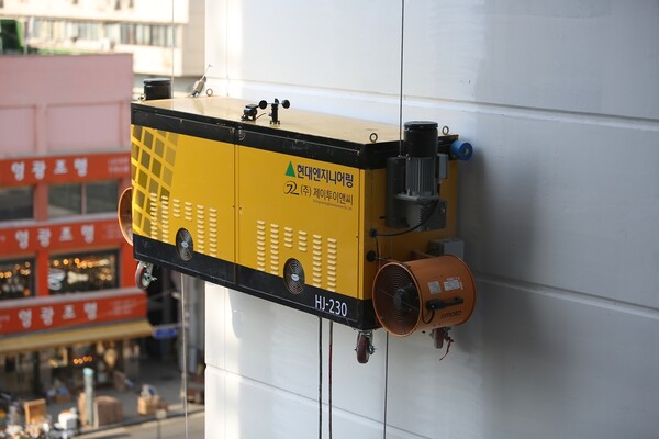 ‘2024 스마트건설 챌린지’ 단지·주택 분야서 혁신상을 수상한 ‘외벽도장로봇’ [현대엔지니어링 제공=뉴스퀘스트]