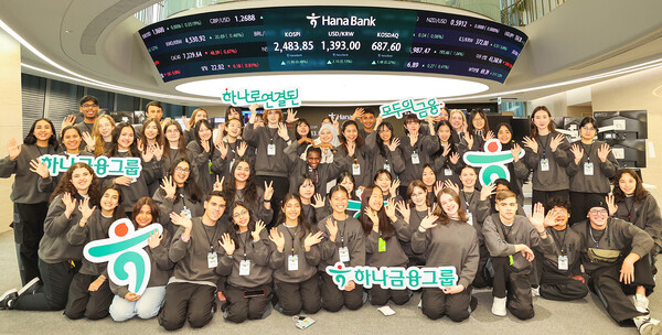 하나은행은 최근 전 세계 35개국, 약 100명의 청소년을 초청해 '글로벌 금융 체험 프로그램'을 실시했다고 21일 밝혔다. 이번 행사에 초청된 해외 청소년들이 하나은행 을지로 본점 4층 국내 최대 규모의 딜링룸 '하나 인피니티 서울'(Hana Infinity Seoul)에서 기념촬영을 하고 있는 모습. [하나은행 제공=뉴스퀘스트]