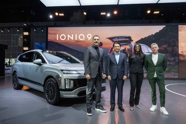 (사진 왼쪽부터) 현대차 미국판매법인(HMA) 랜디 파커(Randy Parker) CEO, 현대차 글로벌 최고운영책임자(COO) 호세 무뇨스(José Muñoz) 사장, 현대차 북미권역 제품기획 및 모빌리티전략 담당 올라비시 보일(Olabisi Boyle) 전무, 현대디자인센터장 사이먼 로스비(Simon Loasby) 전무가 아이오닉 앞에서 기념 촬영을 하고 있는 모습 [현대자동차 제공=뉴스퀘스트]