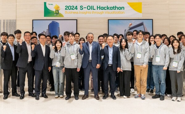 S-OIL이 서울 강서구 소재 마곡 TS&D 센터에서 ‘데이터 시각화 해커톤 대회’ 개최를 갖고 참가자 기념 촬영을 하고 있다. (앞줄 가운데 S-OIL 안와르 알 히즈아지 CEO, 왼쪽에서 세번째 S-OIL 류열 전략/관리총괄 사장) [S-OIL 제공=뉴스퀘스트]