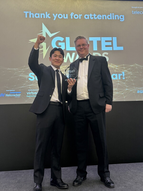 영국 런던에서 개최된 글로텔 어워드에서 SKT 6G 개발팀 이경필 매니저가 수상하고 있는 모습. [SK텔레콤 제공=뉴스퀘스트]