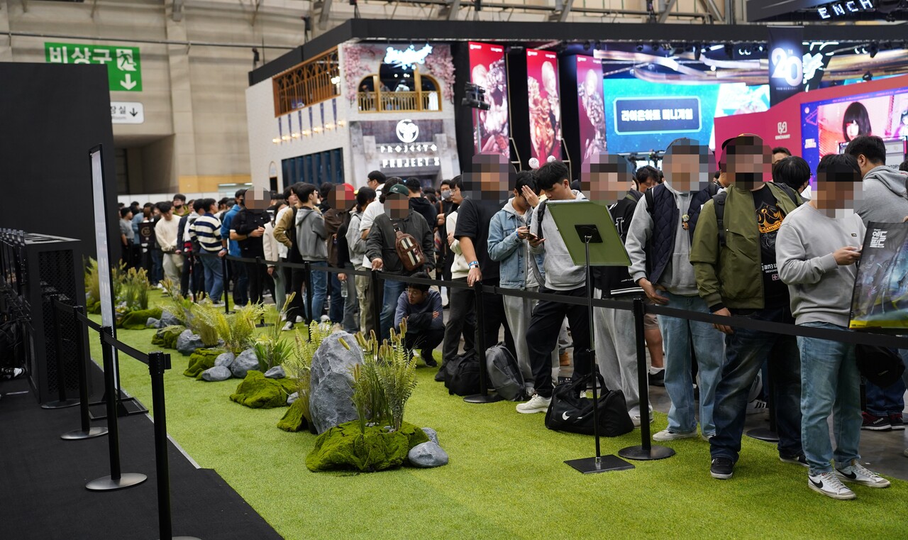 '붉은사막' 시연을 위해 대기 중인 관람객들. [사진=김민우 기자]
