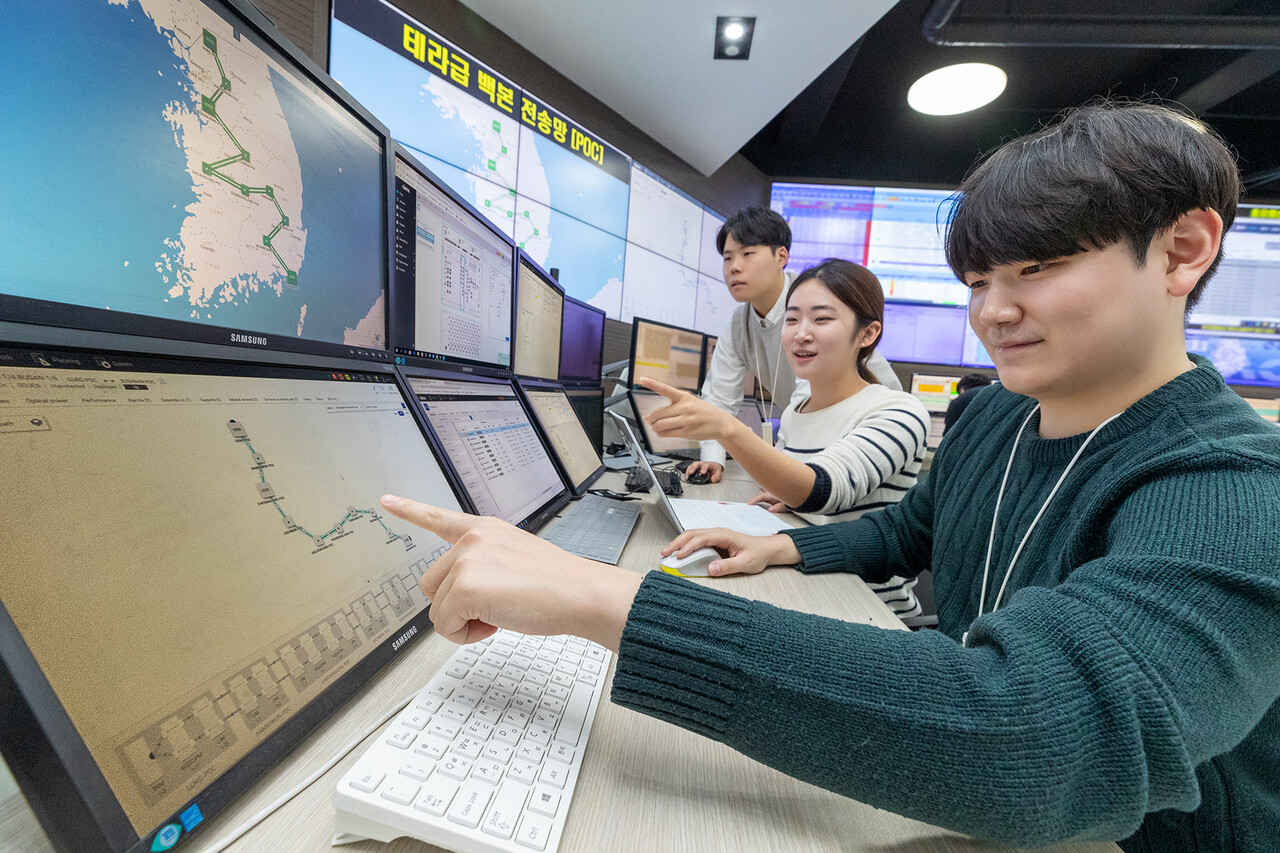 KT가 서울과 부산, 천안을 연결하는 백본 망에 1.6테라급 속도의 전송망을 시범적으로 성공하는데 성공했다. [KT 제공=뉴스퀘스트]