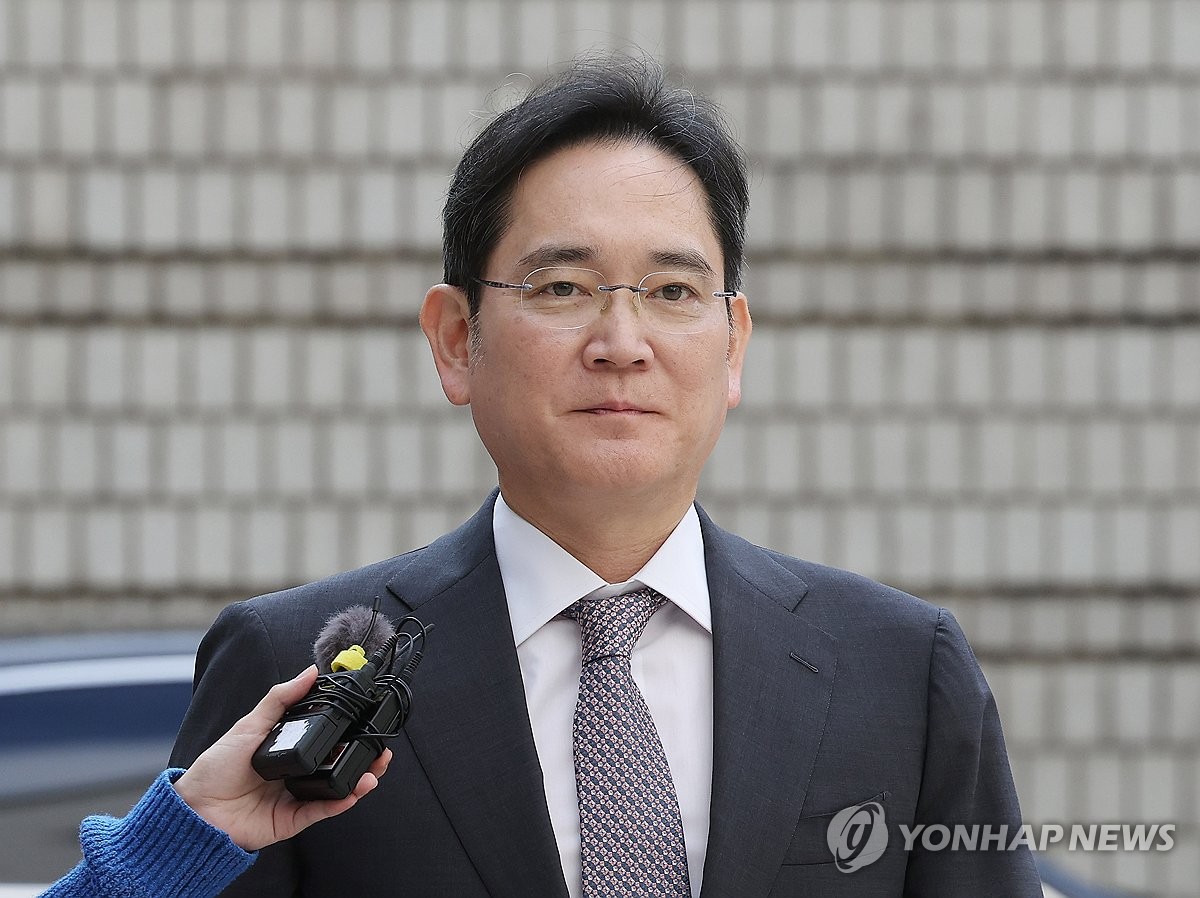 이재용 삼성전자 회장이 지난 10월 28일 오후 서울 서초구 서울고등법원에서 열린 삼성 부당 합병 혐의 관련 2심 속행 공판에 출석하고 있다. [사진=연합뉴스]