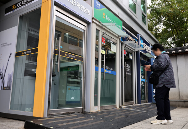  여당과 야당이 예금자 보호 한도를 현행 5000만원에서 1억원으로 상향하는 데 합의한 가운데 시행 시기가 언제가 될지 관심이 모아지고 있다. 서울시내 현금인출기. [사진=연합뉴스]