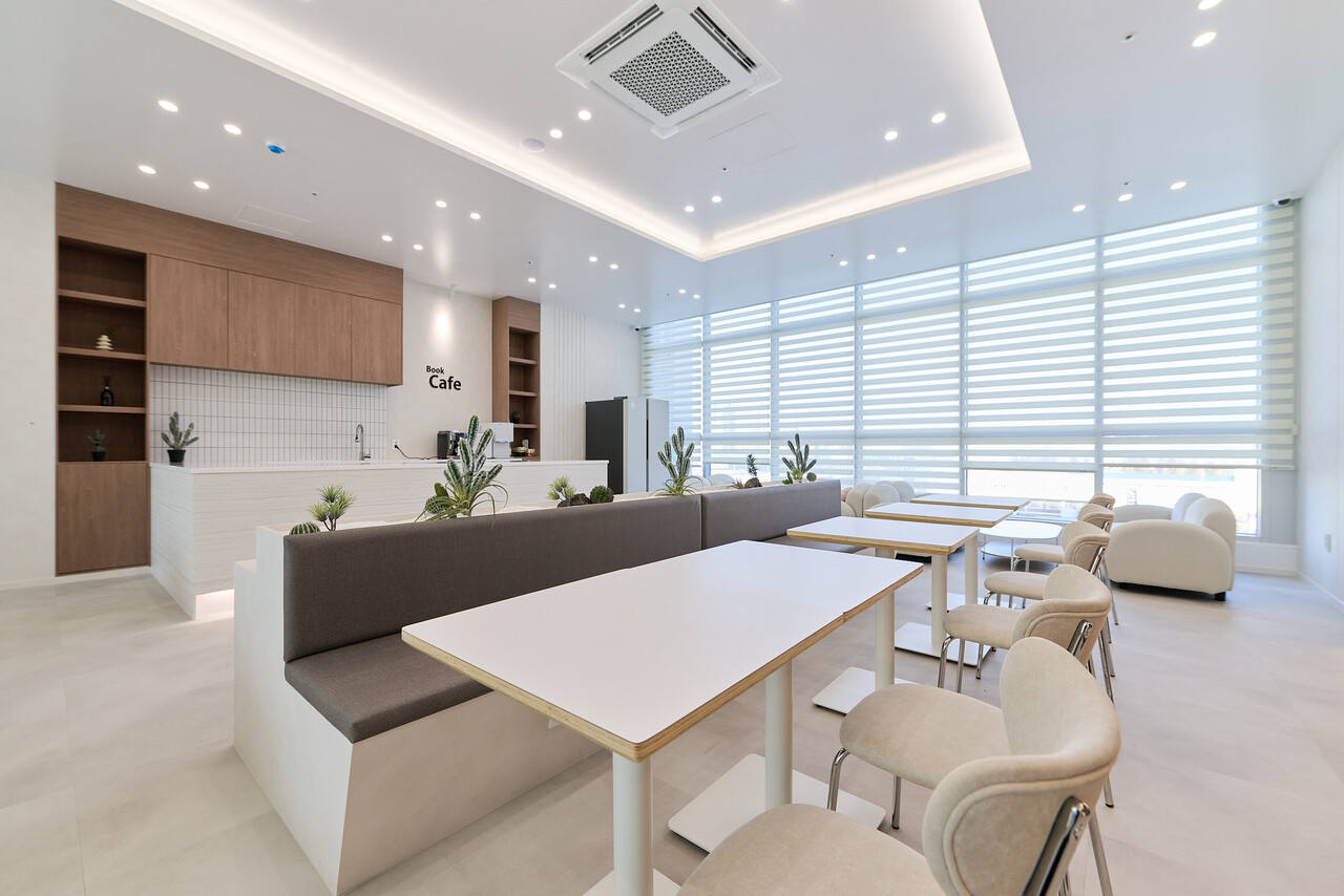 '희망디딤돌' 충북센터에 마련된 북카페. [삼성 제공=뉴스퀘스트]