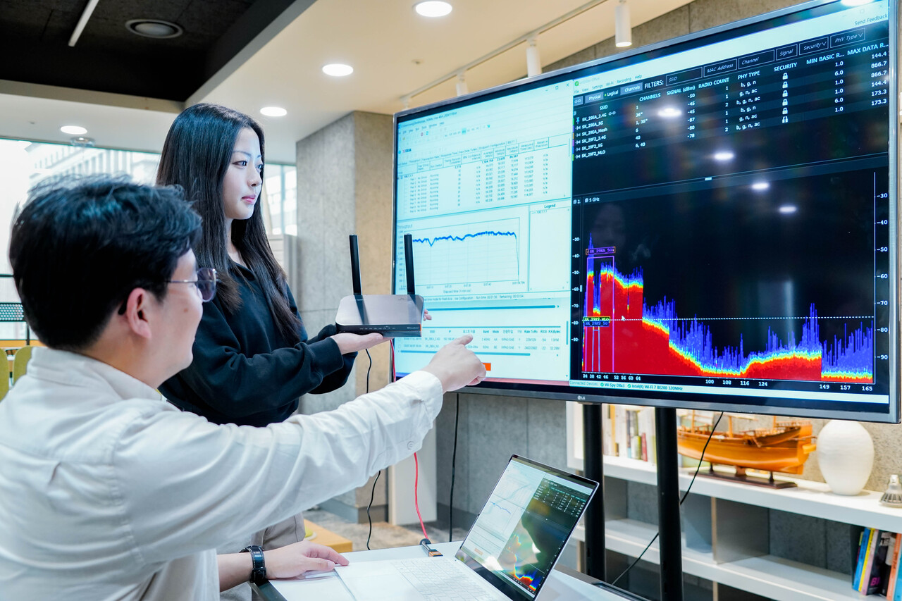 SK브로드밴드가 차세대 기술을 접목한 '가정용 와이파이7 공유기' 개발을 완료했다. 신제품은 기존보다 데이터 전송 속도가 약 50% 빨라졌으며, 네트워크 안정성을 대폭 강화했다. [SK브로드밴드 제공=뉴스퀘스트]