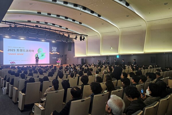 우리은행은 최근 회현동 본점에서 약 500명이 참석한 가운데 ‘2025 새로운 시작! 우리 고객님 자산관리 동행 세미나’를 개최했다고 27일 밝혔다. [우리은행 제공=뉴스퀘스트]