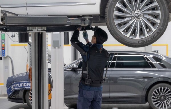  현대차 고양하이테크센터에서 작업자가 ‘엑스블 숄더’를 착용하고 차량 하부를 정비하는 모습 [현대자동차·기아 제공=뉴스퀘스트]