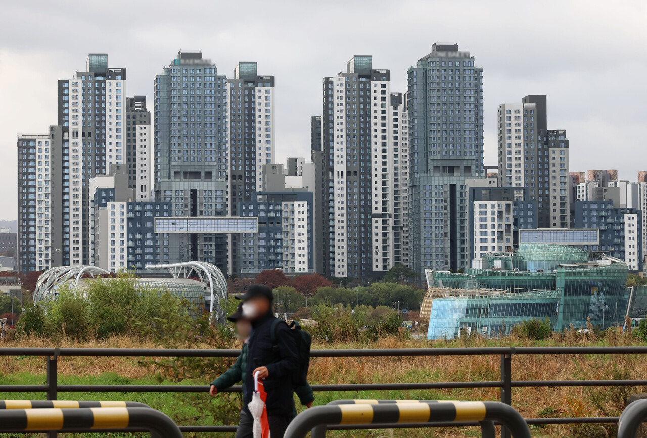 통계청이 발표한 ‘3분기 가계동향조사 결과’에 따르면 상위 20%의 소득을 하위 20%의 소득으로 나눈 균등화 처분가능소득 5분위 배율은 5.69배를 기록했다. 서울 서초구 반포의 한 신축 아파트 단지. [사진=연합뉴스]