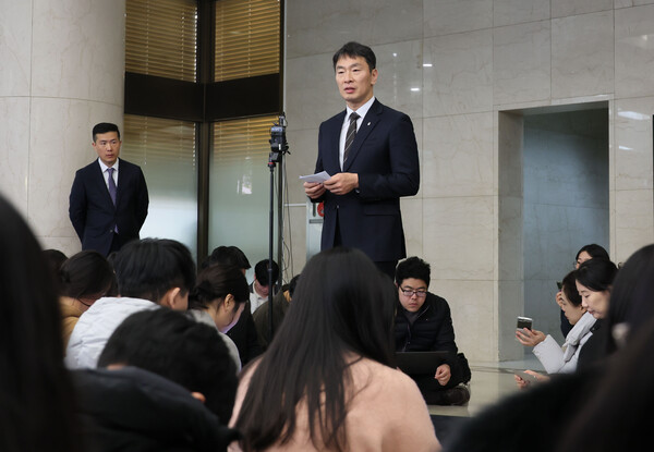 이복현 원장은 28일 한국은행 금융통화위원회의 기준금리 인하 직후 금융상황 점검회의를 열고, 금융시장 리스크 요인을 점검했다. 이복현 금융감독원장이 이날 오후 서울 중구 은행회관에서 은행지주 이사회 의장 간담회를 마친 뒤 백브리핑하고 있는 모습. [사진=연합뉴스]