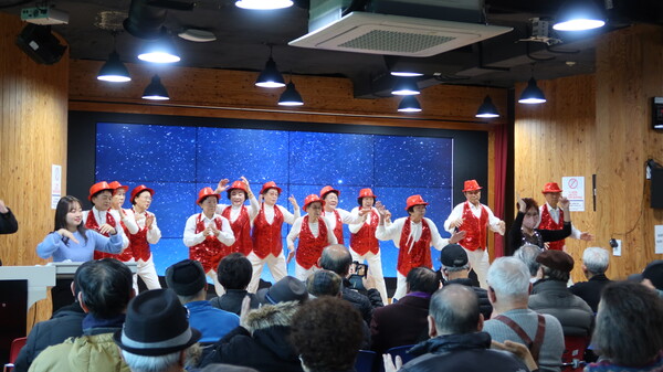 지난해 서울노인복지센터 주최 탑골대동제에서  어르신들이 공연을 하고 있다. /서울노인복지센터