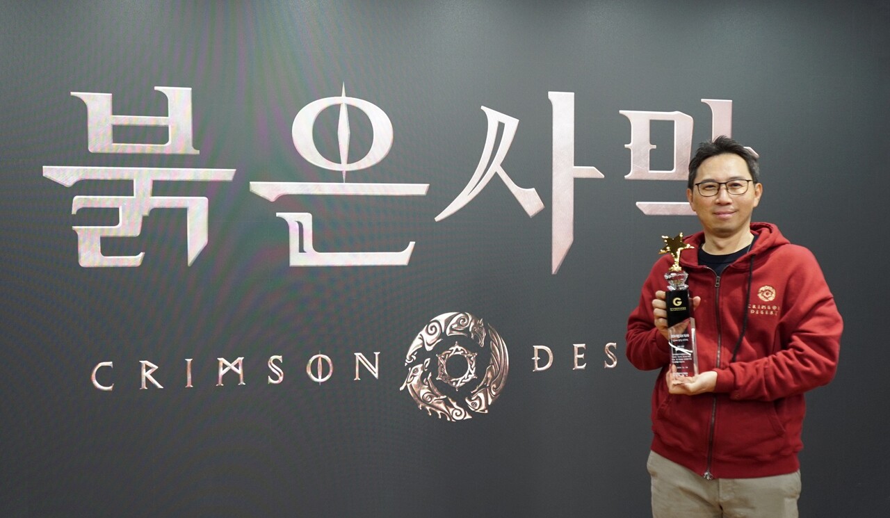 김경만 펄어비스 CBO(최고사업책임자)가 '게임 오브 지스타' 트로피를 들고 기념 사진을 찍고 있다. [펄어비스 제공=뉴스퀘스트]