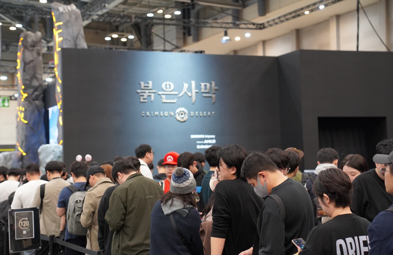 '지스타 2024' 개막식 첫날 단연 돋보이던 게임은 '붉은사막'이었다. 시연을 위해 대기 중이 관람객들. [사진=김민우 기자]