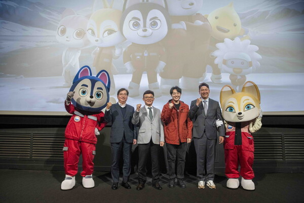 지난 28일 용산CGV에서 진행된 글로벌 애니메이션 '폴라레스큐: 슈퍼가디언즈'에서 참석자들이 기념사진을 촬영하고 있다. (사진 좌측부터) 서정규 S-OIL 국내영업본부장, 안종범 마케팅총괄 사장, 우경민 감독, 이상석 에이컴즈 대표 [S-OIL 제공=뉴스퀘스트]