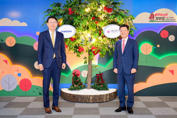 김병준 사회복지공동모금회 회장(오른쪽)과 장석훈 삼성사회공헌업무총괄 사장이 2일 서울 중구 사회복지공동모금회 회관에서 열린 연말 이웃사랑 성금 전달식에 참석해 기념촬영하고 있다. [삼성 제공=뉴스퀘스트]