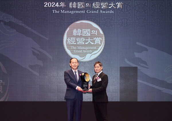 HDC현대산업개발은 3일 서울 중구 신라호텔에서 개최된 2024 한국의 경영대상 시상식에서 ESG경영부문 대상을 수상했다. (사진 왼쪽부터) 최권석 한국능률협회 부회장, 최익훈 HDC현대산업개발 대표이사 [HDC현대산업개발 제공=뉴스퀘스트]