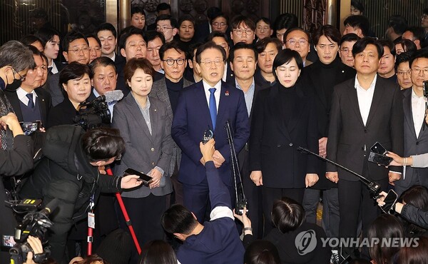 윤석열 대통령이 3일 밤 긴급성명을 통해 비상계엄을 선포한 가운데 4일 새벽 서울 영등포구 여의도 국회에서 비상계엄 해제요구 결의안 통과 후 더불어민주당 이재명 대표가 입장을 밝히고 있다.