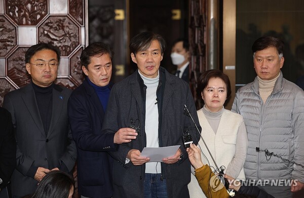 조국혁신당 조국 대표가 4일 새벽 국회에서 비상계엄 해제 요구 결의안이 의결된 뒤 입장을 발표하고 있다. 국회는 이날 비상계엄령 해제를 가결했다. [사진=연합뉴스]