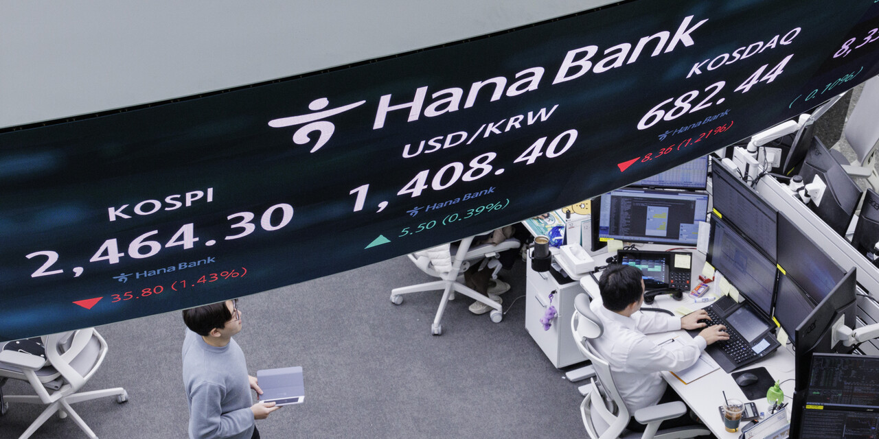 윤석열 대통령이 간밤 비상계엄을 선포한 뒤 원/달러 환율이 급등하고, 비트코인 원화마켓 가격이 급락하는 등 금융시장의 변동성이 커졌지만 해제가 발표된 뒤 안정을 되찾고 있다. 서울 중구 하나은행 딜링룸. [사진=연합뉴스] 