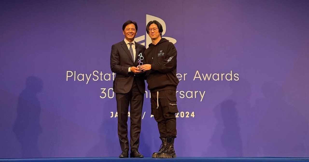 김형태 스텔라 블레이드 총괄 디렉터(사진 우측)가 플레이스테이션 파트너 어워드 시상식에서 우라타 키치로 소니인터랙티브 엔터테인먼트 재팬 아시아 파트너 D&R 대표와 ‘스페셜 어워드(Special Award)’ 부문 수상 기념 사진을 촬영하고 있다. [시프트업 제공=뉴스퀘스트]