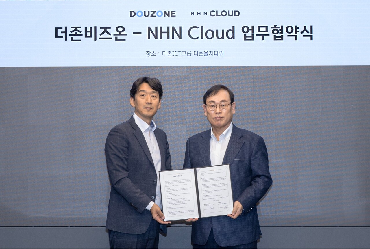 NHN클라우드는 기업용 솔루션 기업 '더존비즈온'과 업무협약(MOU)을 체결했다. (왼쪽부터) 김동훈 NHN클라우드 대표와 이강수 더존비즈온 사장이 기념촬영을 하고 있다. [NHN클라우드 제공=뉴스퀘스트]