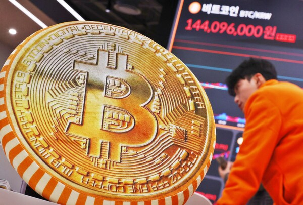  미국 최대 가상화폐 거래소 코인베이스에 따르면 미국 동부 현지시간 4일 오후 9시 40분(서부 시간 오후 6시 40분) 비트코인은 10만 달러선을 찍었다. 비트코인 가격이 사상 최초로 10만 달러 선을 돌파한 5일 오후 서울 서초구 빗썸라운지 강남점에 비트코인 가격이 표시돼 있는 모습. [사진=연합뉴스]