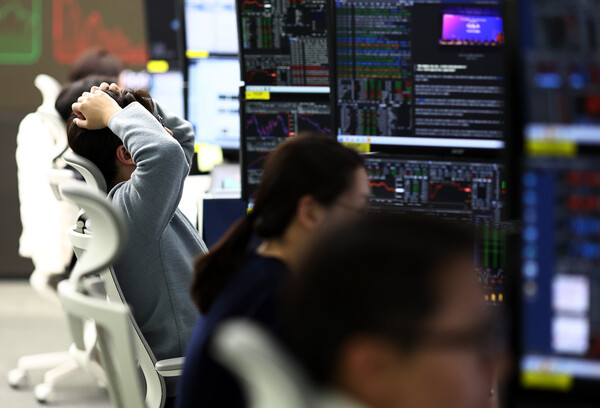 윤석열 대통령의 비상계엄 선포·해제 여파로 국내 정치·경제 불확실성이 커지는 가운데 5일 국내 증시에서 금융주들이 동반 폭락한 것으로 집계됐다. 하나은행 본점 딜링룸. [사진=연합뉴스]