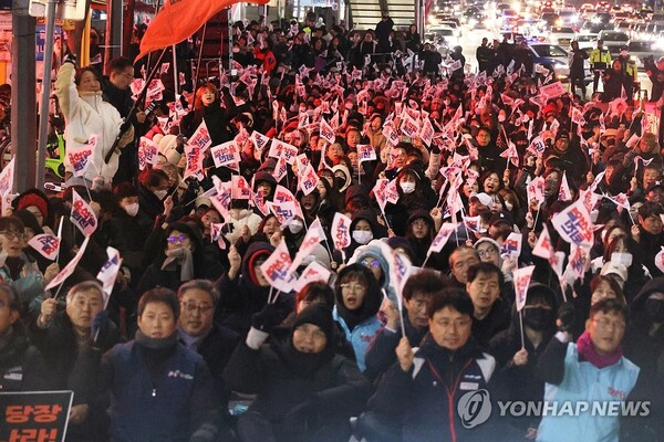 5일 오후 7시 대전 서구 은하수네거리에서 윤석열정권퇴진대전운동본부 등 시민사회단체가 시민들과 집회를 열고 있다. 이날 모인 2천여명의 시민은 윤석열 정권 퇴진을 촉구했다. [사진=연합뉴스]