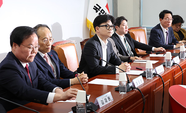 국민의힘 한동훈 대표가 6일 오전 국회에서 열린 긴급최고위원회의에서 발언을 마친 뒤 주위를 둘러보고 있다. [사진=연합뉴스]