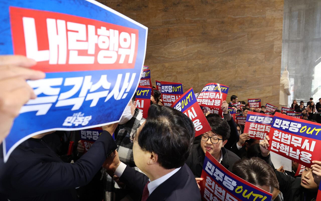 비상계엄 사태와 탄핵 정국으로 정치적 불확실성이 커지면서 코스피가 장중 한 때 2400선이 붕괴된 가운데 증권업계는 탄핵 표결을 기반으로 향후 정치 경로가 선명해지는 게 가장 빠른 해법이라는 의견을 내놓고 있다. 지난 5일 추경호 국민의힘 원내대표를 비롯한 국회의원과 당 관계자들이 국회 로텐더홀 계단에서 더불어민주당의 감사원장과 검사들에 대한 탄핵 추진 규탄대회를 하던 중 본회의에 참석하던 민주당 일부 국회의원들이 항의하며 고성이 오가고 있는 모습. [사진=연합뉴스]