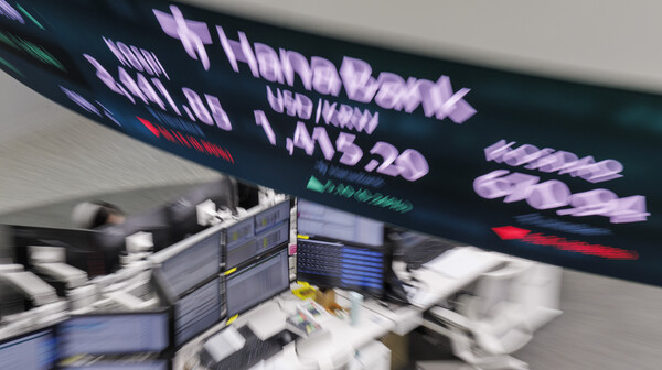 지난 5일 오후 서울 중구 하나은행 본점 딜링룸 전광판에 이날 거래를 마감한 코스피와 코스닥지수, 원/달러 거래가가 표시돼 있다. 최근 국내 주식시장은 윤석열 대통령의 비상 계엄 선포 여파로 불안한 모습을 보이고 있다. [사진=연합뉴스]