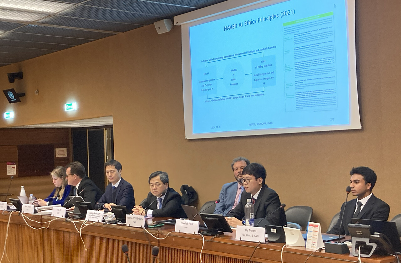 네이버 정책/RM 아젠다 박우철 변호사(오른쪽에서 두 번째)가 네이버 AI 안전 정책 사례를 발표하고 있다. [네이버 제공=뉴스퀘스트]