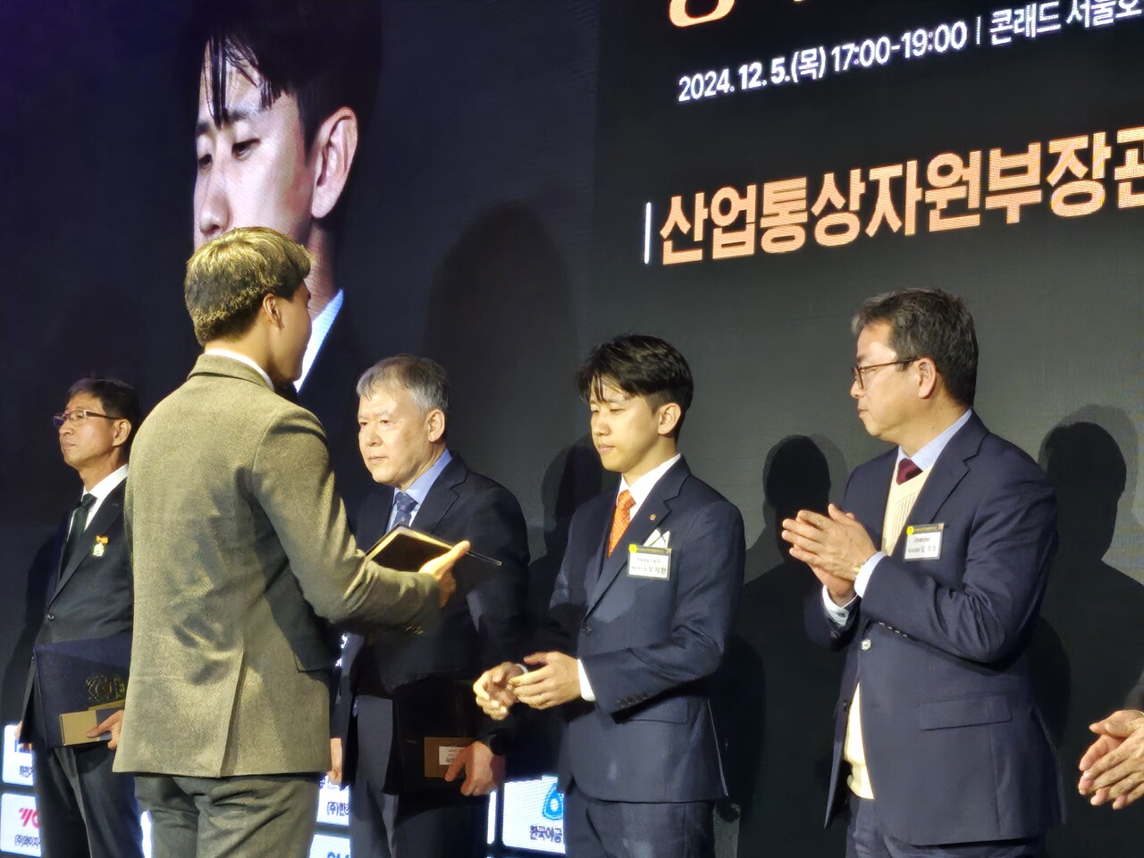 제24회 공작기계인의 날 기념식에서 산업통상자원부장관 표창을 수상한 한화정밀기계 오지한 책임연구원. [한화정밀기계 제공=뉴스퀘스트]