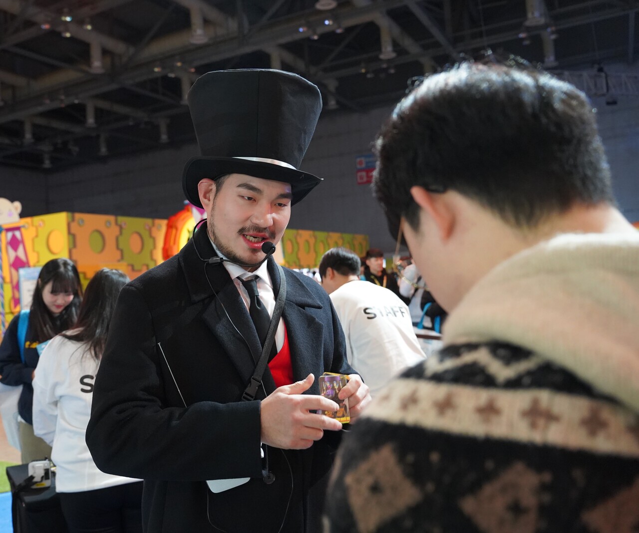 '메이플스토리' 내 '슈피겔만'을 코스프레한 스태프가 관람객들과 게임을 진행하고 있다. [사진=김민우 기자]