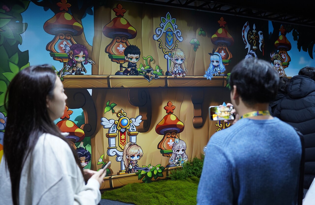 첫 번째 전시인 캐릭터 로딩창. 다양한 캐릭터들이 나열돼 있다. [사진=김민우 기자]