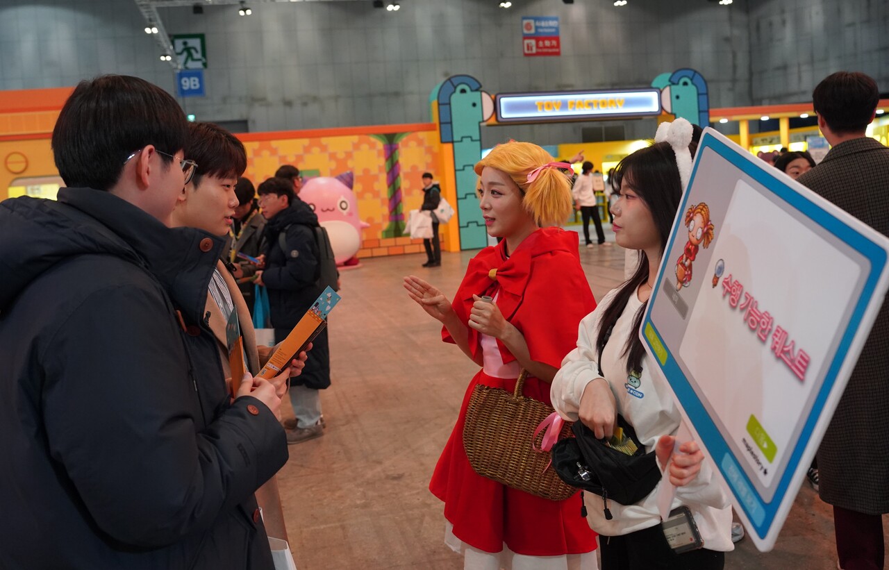 메이플스토리 대표 NPC '네미'를 코스프레한 스태프가 관람객들을 맞이하고 있다. [사진=김민우 기자]