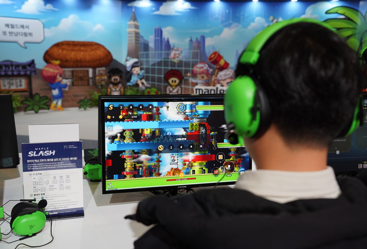 한 관람객이 오리지널 월드 '메이플 슬래시'를 플레이 하고 있다. [사진=김민우 기자]