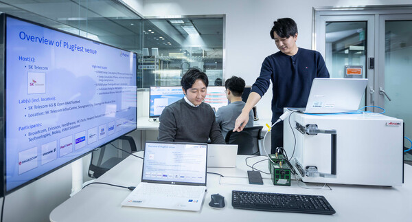  SK텔레콤 연구원들이 이번 플러그페스트에 오픈랜 기술을 출품하기 위해 시험하는 모습 [SK텔레콤 제공=뉴스퀘스트]