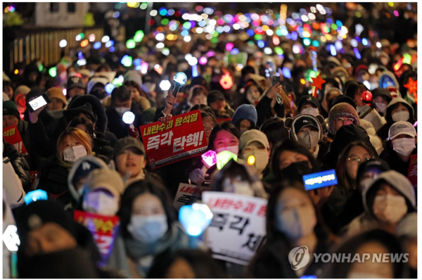  8일 오후 서울 여의도 국회 앞에서 열린 윤석열 탄핵 및 구속을 촉구하는 촛불문화제에서 참가자들이 관련 손팻말과 응원봉을 들고 있다.[사진=연합뉴스]