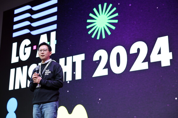 배경훈 LG AI연구원장이 지난 11월 열린 LG AI 인사이트 2024에서 한해 동안의 연구 성과를 발표하고 있다. [LG 제공=뉴스퀘스트]