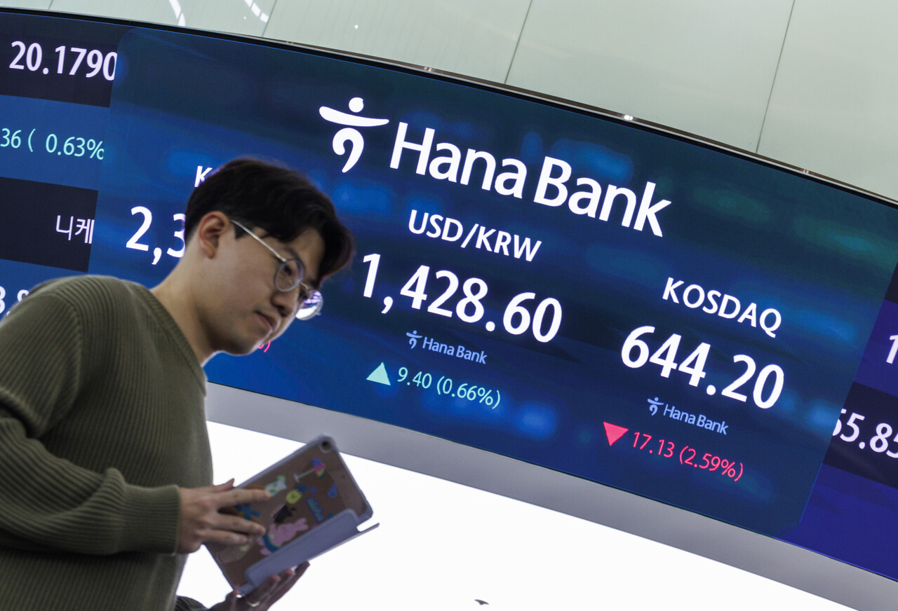 윤석열 대통령 탄핵에 대한 여야 간 대치 정국이 계속 되면서 투자심리가 크게 위축되고 있는 가운데 증권업계는 투매보다 지수 저점에 근거한 분할 매수 전략을 권고했다. 하나은행 본점 딜링룸. [사진=연합뉴스]