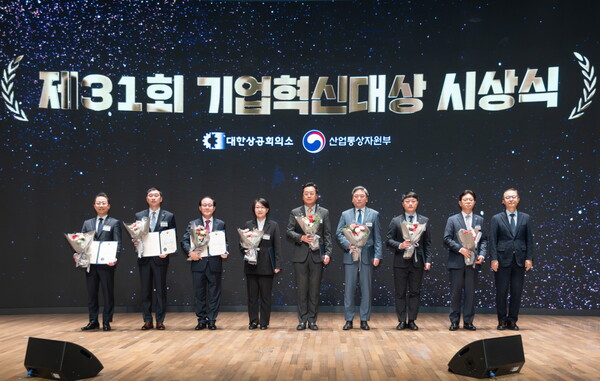 HDC현대산업개발이 지난 3일 대한상공회의소에서 열린 제31회 기업혁신대상에서 산업부 장관상을 받았다. (사진 왼쪽부터) 강민석 HDC현대산업개발 상무(여섯번째), 이승렬 산업통상자원부 산업정책실장(아홉번째) [HDC현대산업개발 제공=뉴스퀘스트]